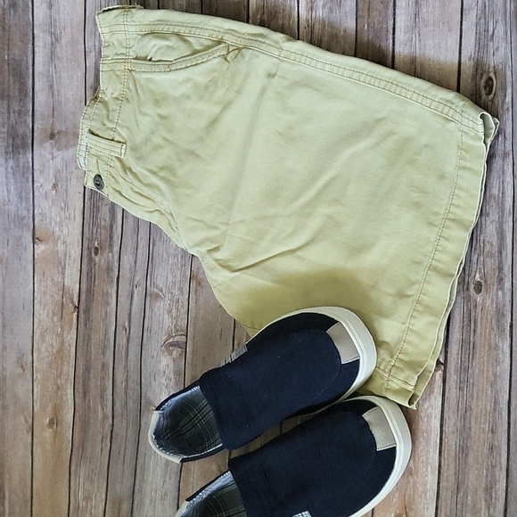 American Eagle yellow khaki Longboard flat front shorts with 11" inseam - Picture 1 of 8